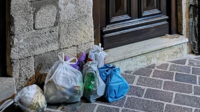 Plastpåsar kan vara miljöproblem lokalt. Foto: John Göransson.